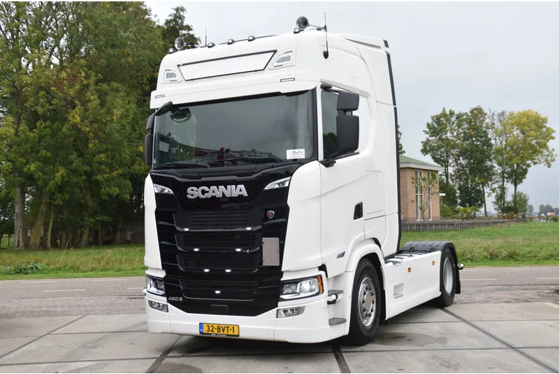 Scania S460 NGS 4x2NB - ONLY 71 TKM - FULL AIR - PARK. AIRCO - LEATHER SEATS - 2 x FUEL TANKS - LED LIGHTS - EXCELLENT CONDITION - - وحدة جر: صورة 2 Scania S460 NGS 4x2NB - ONLY 71 TKM - FULL AIR - PARK. AIRCO - LEATHER SEATS - 2 x FUEL TANKS - LED LIGHTS - EXCELLENT CONDITION - - وحدة جر: صورة 2