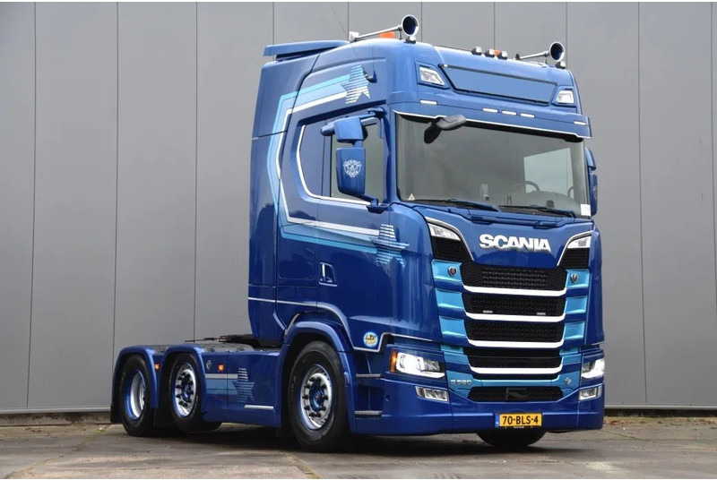 Scania S520 V8 NGS 4x2NB - RETARDER - 691 TKM - FULL AIR - PARK. AIRCO - 2 x FUEL TANKS - LED - PAINTED WHEELS - LIKE NEW ! - وحدة جر: صورة 1 Scania S520 V8 NGS 4x2NB - RETARDER - 691 TKM - FULL AIR - PARK. AIRCO - 2 x FUEL TANKS - LED - PAINTED WHEELS - LIKE NEW ! - وحدة جر: صورة 1