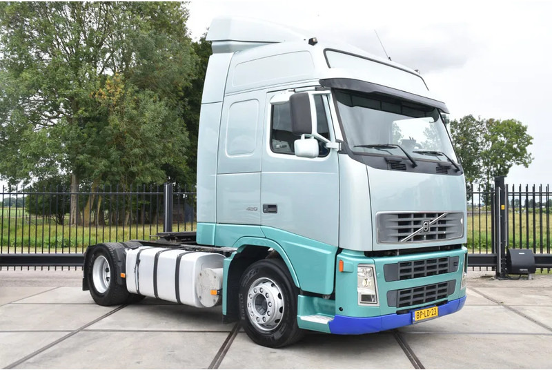 Volvo FH 420 Globe 4x2 - EURO 3 - ONLY 680 TKM - AUT. GEARBOX - AIRCO - 2 x FUEL TANKS - GOOD CONDITION - - وحدة جر: صورة 1 Volvo FH 420 Globe 4x2 - EURO 3 - ONLY 680 TKM - AUT. GEARBOX - AIRCO - 2 x FUEL TANKS - GOOD CONDITION - - وحدة جر: صورة 1