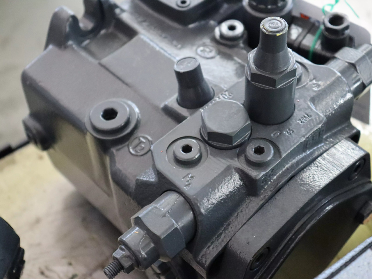 REXROTH A10VG45DA1D2/10R-NSC10F015SH - مضخة هيدروليكية - معدات المناولة: صورة 3 REXROTH A10VG45DA1D2/10R-NSC10F015SH - مضخة هيدروليكية - معدات المناولة: صورة 3