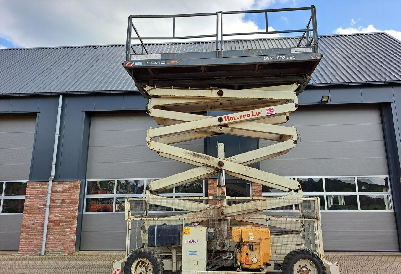 Holland Lift A151DV - رافعة هيدروليكية مقصية: صورة 1 Holland Lift A151DV - رافعة هيدروليكية مقصية: صورة 1