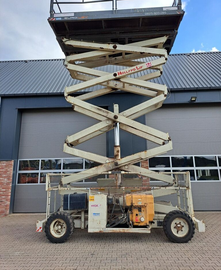 Holland Lift A151DV - رافعة هيدروليكية مقصية: صورة 2 Holland Lift A151DV - رافعة هيدروليكية مقصية: صورة 2