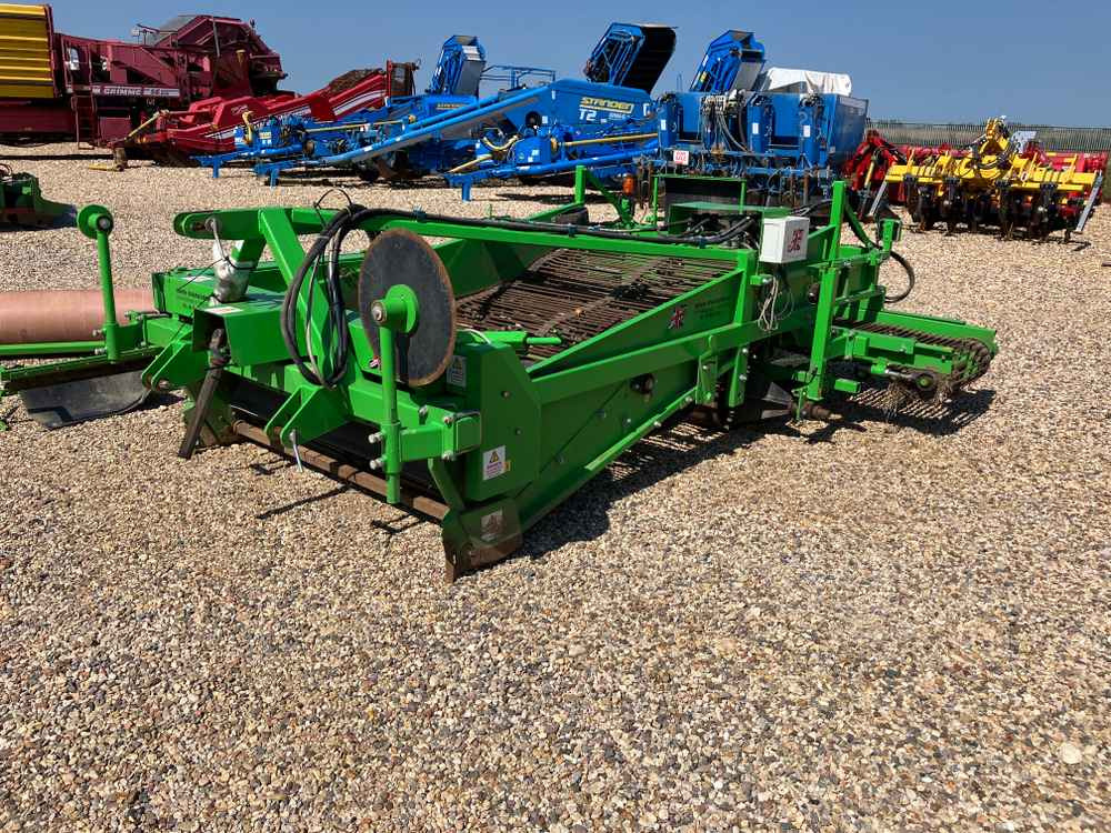 Jones Onion Windrower - حصادة العنب: صورة 2 Jones Onion Windrower - حصادة العنب: صورة 2