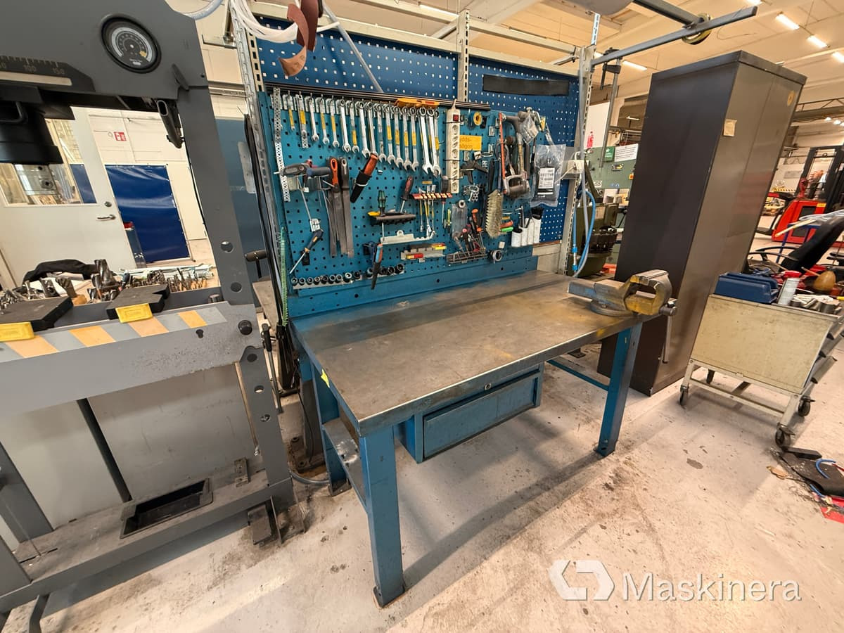 Arbetsbord med verktygstavla - معدات صناعية: صورة 3 Arbetsbord med verktygstavla - معدات صناعية: صورة 3