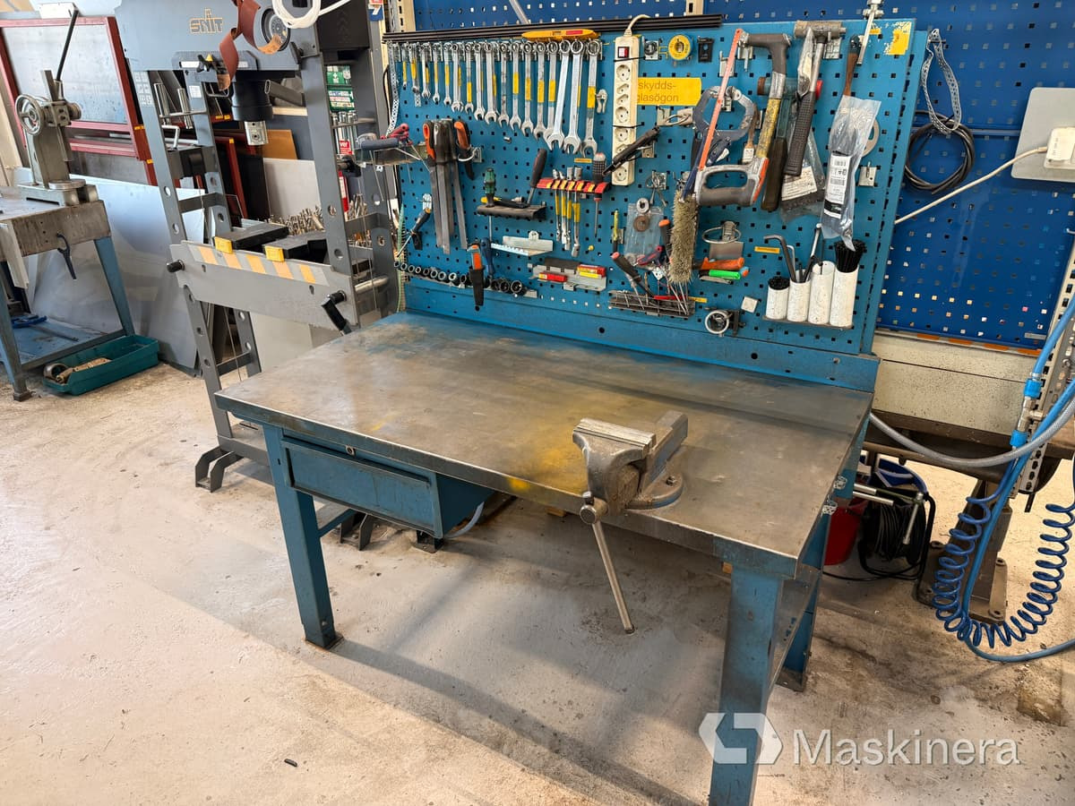 Arbetsbord med verktygstavla - معدات صناعية: صورة 1 Arbetsbord med verktygstavla - معدات صناعية: صورة 1