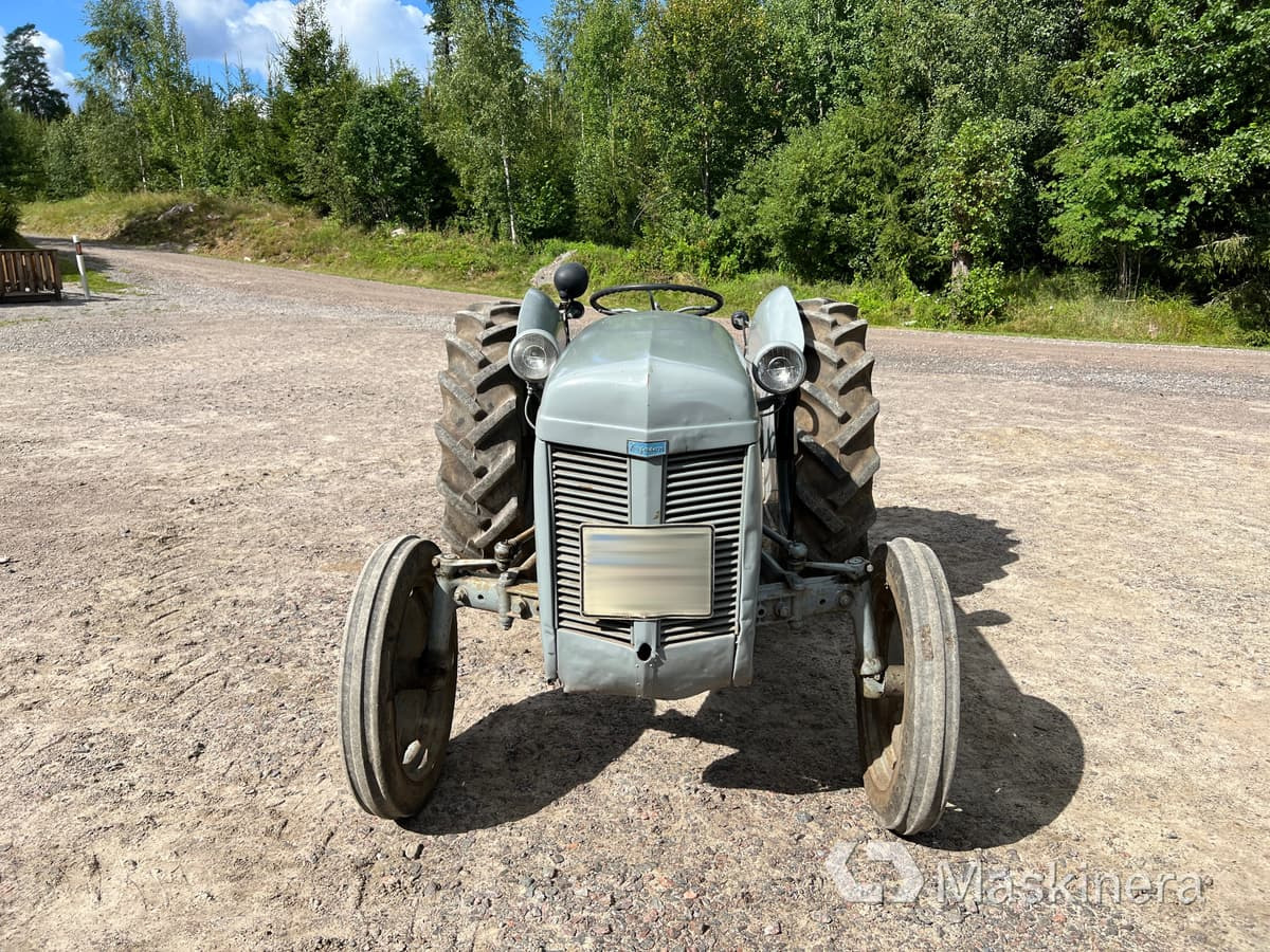 Ferguson TEA 20B Traktor Ferguson Grålle TEA 20B - جرار: صورة 2 Ferguson TEA 20B Traktor Ferguson Grålle TEA 20B - جرار: صورة 2