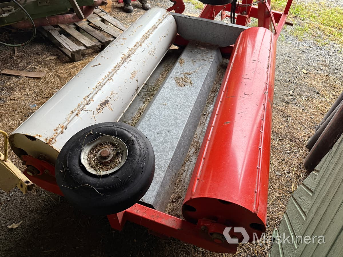 Inplastare Ysta Bale wrap 1600 med sidospakar - آلة تغليف بالة التبن: صورة 4 Inplastare Ysta Bale wrap 1600 med sidospakar - آلة تغليف بالة التبن: صورة 4