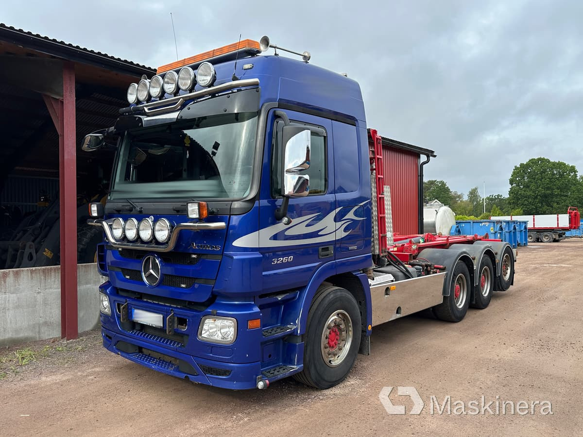 Mercedes Benz 930.24 3260L Krokbil Mercedes Benz 3260L med Cameleont - شاحنة ذات خطاف: صورة 1 Mercedes Benz 930.24 3260L Krokbil Mercedes Benz 3260L med Cameleont - شاحنة ذات خطاف: صورة 1