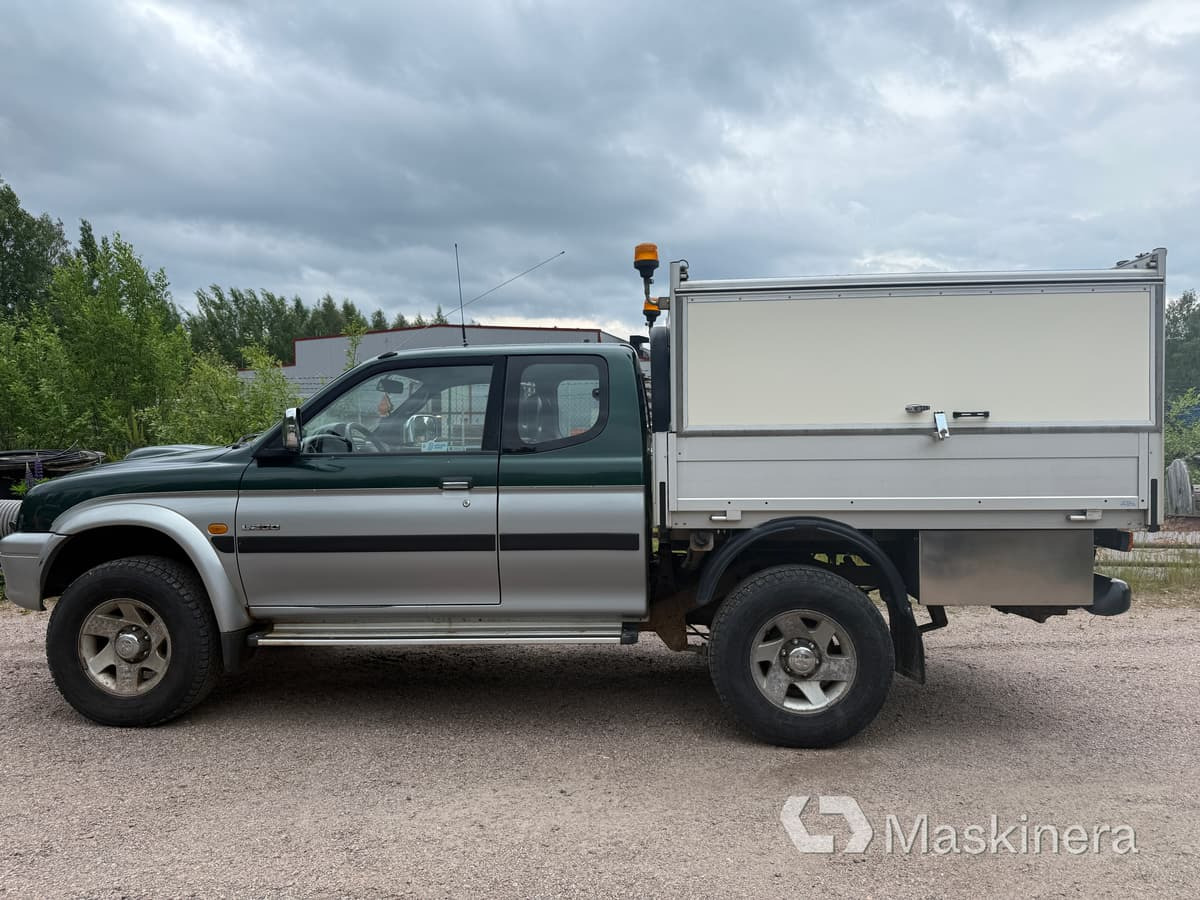 Pickup med skåp Mitsubishi L200 Club Cab 2.5 4x4 - فان المدمجة: صورة 2 Pickup med skåp Mitsubishi L200 Club Cab 2.5 4x4 - فان المدمجة: صورة 2