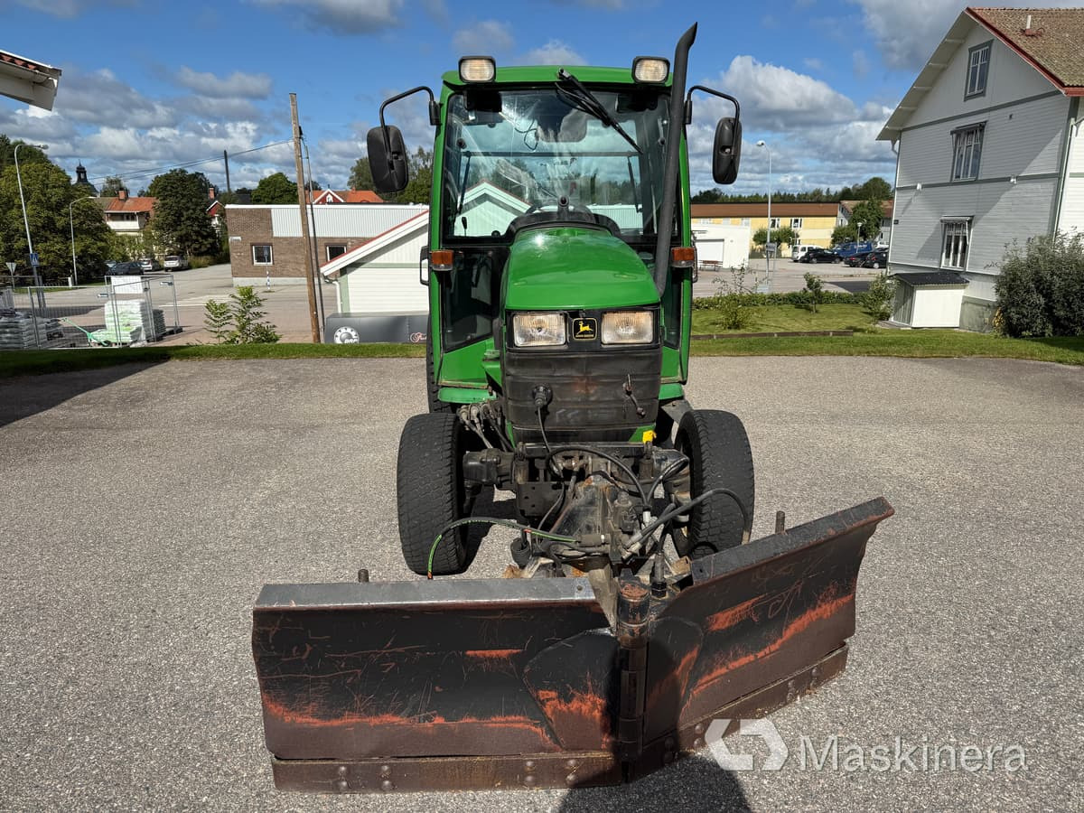 Traktor John Deere 4200 med frontlyft, Vikplog & Sandspridare - جرار: صورة 2 Traktor John Deere 4200 med frontlyft, Vikplog & Sandspridare - جرار: صورة 2