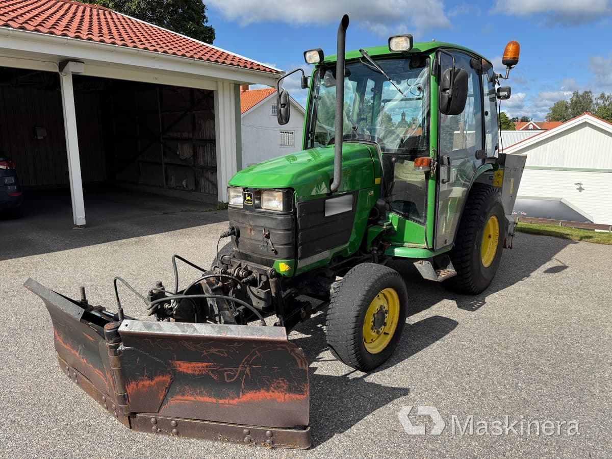 Traktor John Deere 4200 med frontlyft, Vikplog & Sandspridare - جرار: صورة 1 Traktor John Deere 4200 med frontlyft, Vikplog & Sandspridare - جرار: صورة 1