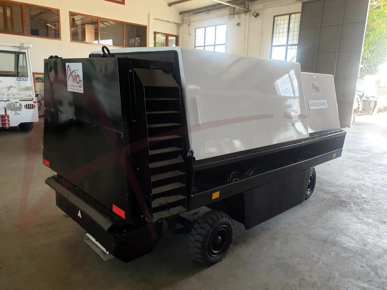 HOUCHIN C690-140 - وحدة الطاقة الأرضية للطائرات: صورة 1 HOUCHIN C690-140 - وحدة الطاقة الأرضية للطائرات: صورة 1