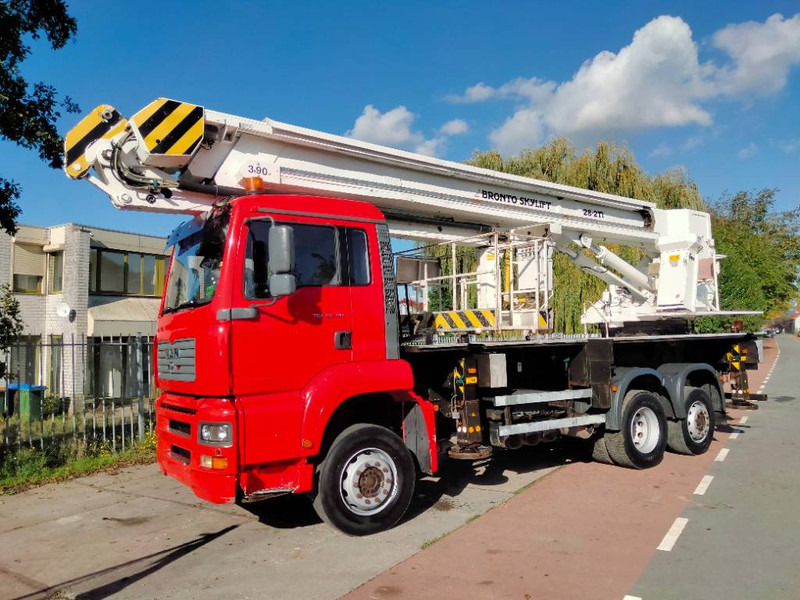 Bronto skylift 28-2T1 28 m hi lift hoogwerker MAN TGA 26. - منصة تلسكوبية محمولة على شاحنة: صورة 1 Bronto skylift 28-2T1 28 m hi lift hoogwerker MAN TGA 26. - منصة تلسكوبية محمولة على شاحنة: صورة 1