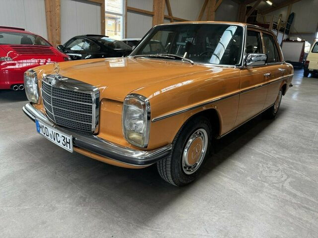 MERCEDES-BENZ 200 D/8 W115 - سيدان: صورة 1 MERCEDES-BENZ 200 D/8 W115 - سيدان: صورة 1