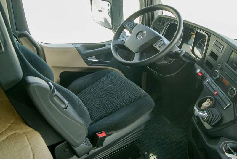 Interior photo 1: وحدة جر Mercedes-Benz Actros 1848 LS | Leasing
