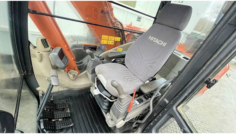 حفار زحاف Hitachi ZX 250 LC N-3: صورة 10 حفار زحاف Hitachi ZX 250 LC N-3: صورة 10