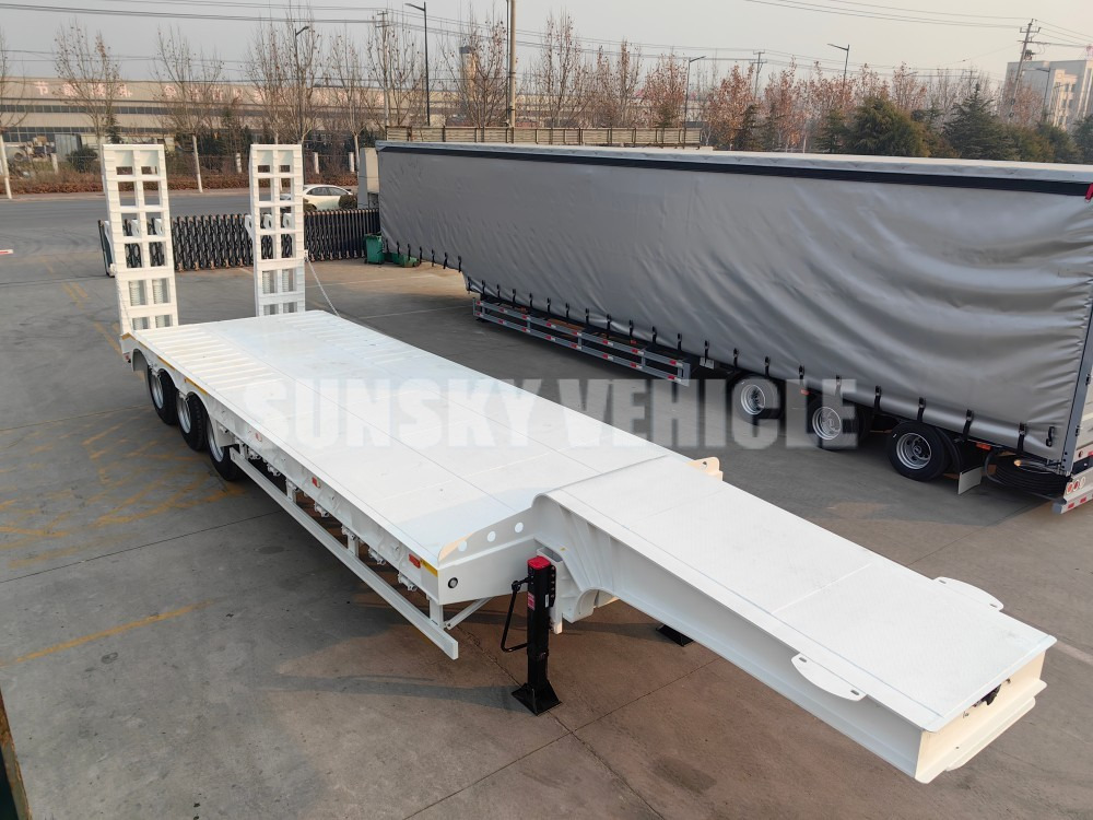 SUNSKY 3 Axle 40 Tons gooseneck lowbed trailer - عربة منخفضة مسطحة نصف مقطورة: صورة 1 SUNSKY 3 Axle 40 Tons gooseneck lowbed trailer - عربة منخفضة مسطحة نصف مقطورة: صورة 1