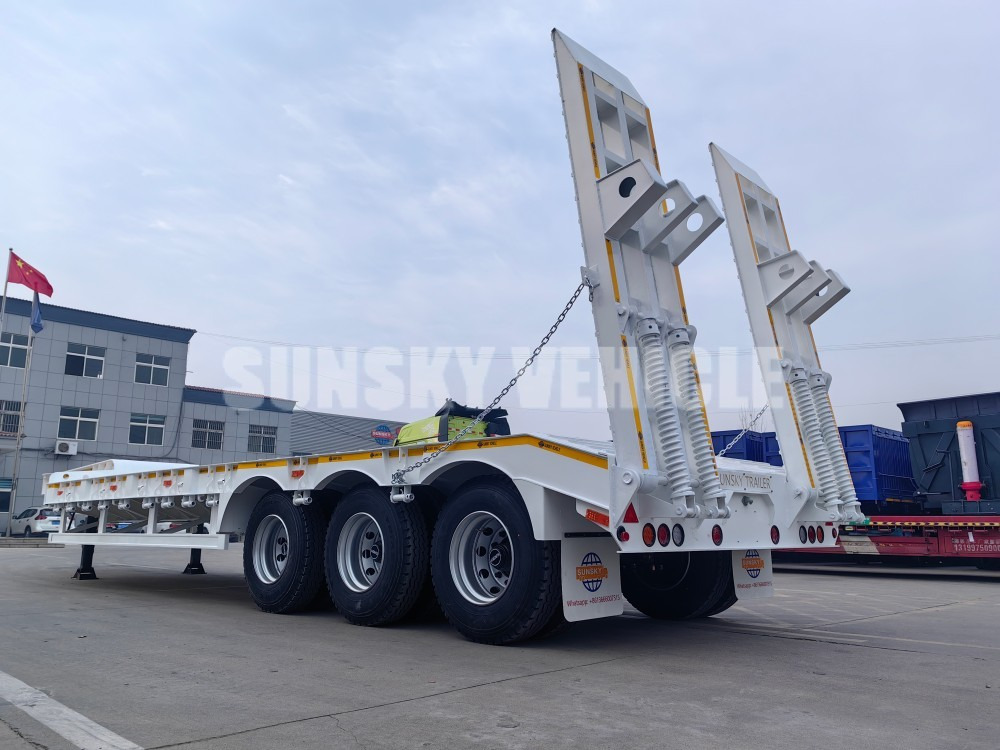 SUNSKY 3 Axle 40 Tons gooseneck lowbed trailer - عربة منخفضة مسطحة نصف مقطورة: صورة 2 SUNSKY 3 Axle 40 Tons gooseneck lowbed trailer - عربة منخفضة مسطحة نصف مقطورة: صورة 2