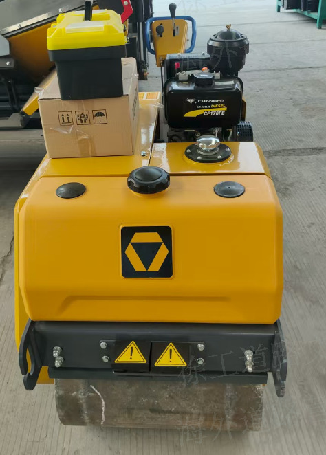 XCMG XMR050 small double mini vibration drum vibratory road roller price - مدحلة صغيرة: صورة 3 XCMG XMR050 small double mini vibration drum vibratory road roller price - مدحلة صغيرة: صورة 3