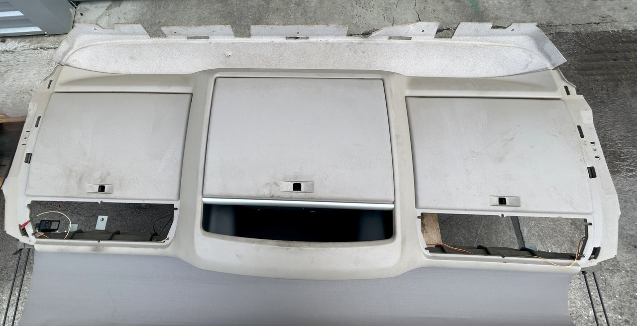 DAF XF 106 480 UPPER COCKPIT STORAGE SHELVES SHELF STORAGE CONSOLE BOARD SUPER SPACE CAB - قطع غيار: صورة 1 DAF XF 106 480 UPPER COCKPIT STORAGE SHELVES SHELF STORAGE CONSOLE BOARD SUPER SPACE CAB - قطع غيار: صورة 1