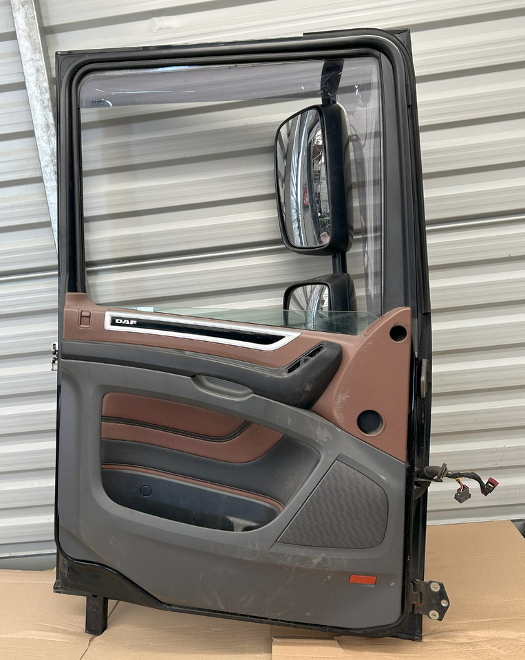 DAF XF 106 DOOR LEFT WITH MIRROR - باب و قطع الغيار: صورة 4 DAF XF 106 DOOR LEFT WITH MIRROR - باب و قطع الغيار: صورة 4