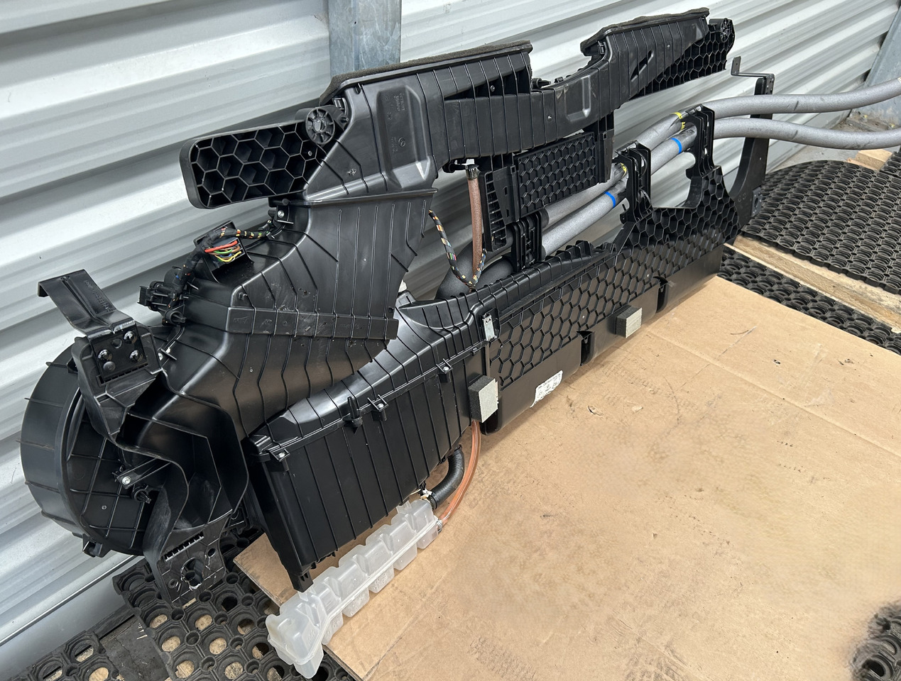 MERCEDES ACTROS MP4 PARKING AIR CONDITIONING - جزء تكييف الهواء: صورة 2 MERCEDES ACTROS MP4 PARKING AIR CONDITIONING - جزء تكييف الهواء: صورة 2