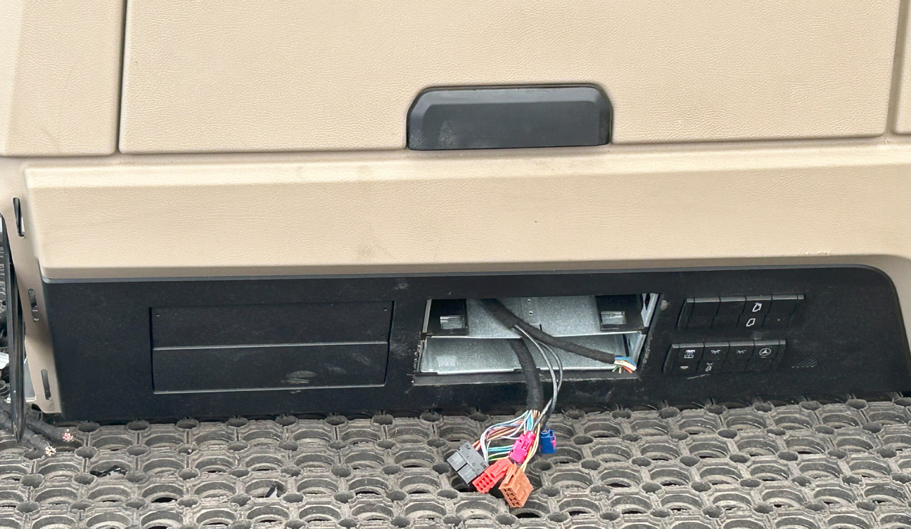 MERCEDES-BENZ UPPER COCKPIT STORAGE COMPARTMENTS SHELVES SHELF STORAGE COMPARTMENT GIGA SPACE CAB - الكابينة والداخلية: صورة 2 MERCEDES-BENZ UPPER COCKPIT STORAGE COMPARTMENTS SHELVES SHELF STORAGE COMPARTMENT GIGA SPACE CAB - الكابينة والداخلية: صورة 2