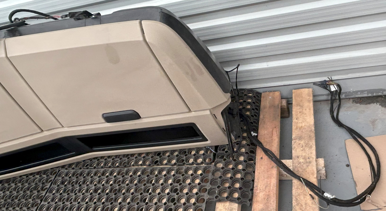 MERCEDES-BENZ UPPER COCKPIT STORAGE COMPARTMENTS SHELVES SHELF STORAGE COMPARTMENT GIGA SPACE CAB - الكابينة والداخلية: صورة 3 MERCEDES-BENZ UPPER COCKPIT STORAGE COMPARTMENTS SHELVES SHELF STORAGE COMPARTMENT GIGA SPACE CAB - الكابينة والداخلية: صورة 3