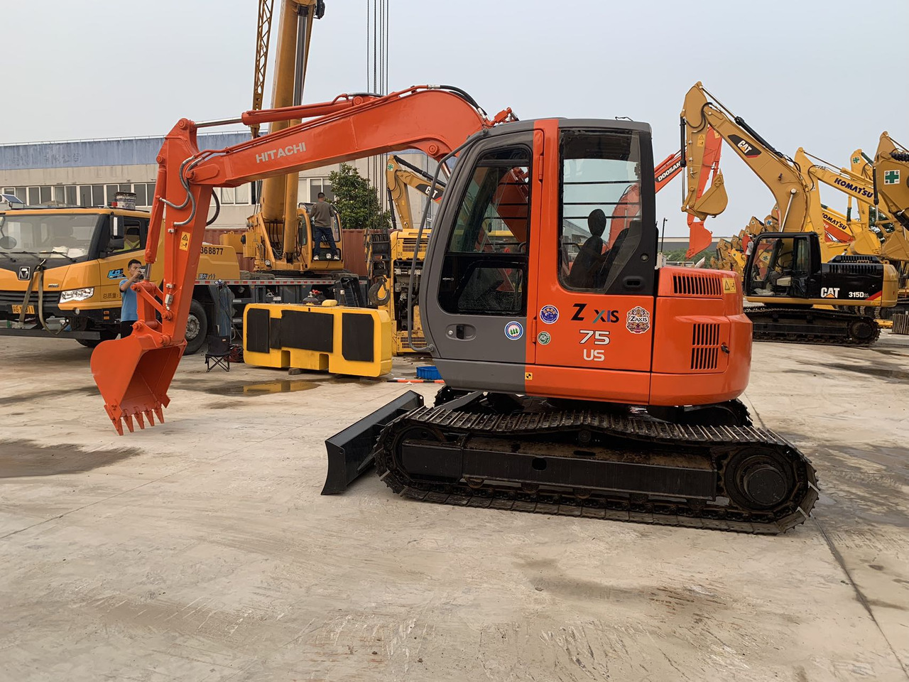 Hitachi Tracked Excavator ZX75 with Blade Dozer - حفار زحاف: صورة 3 Hitachi Tracked Excavator ZX75 with Blade Dozer - حفار زحاف: صورة 3