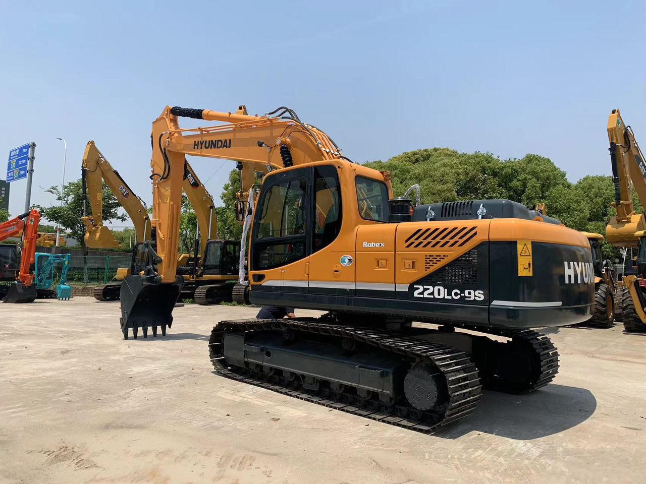 Hyundai 22 ton Excavator 220LC-9S Good Condition Construction Machine - حفار زحاف: صورة 3 Hyundai 22 ton Excavator 220LC-9S Good Condition Construction Machine - حفار زحاف: صورة 3