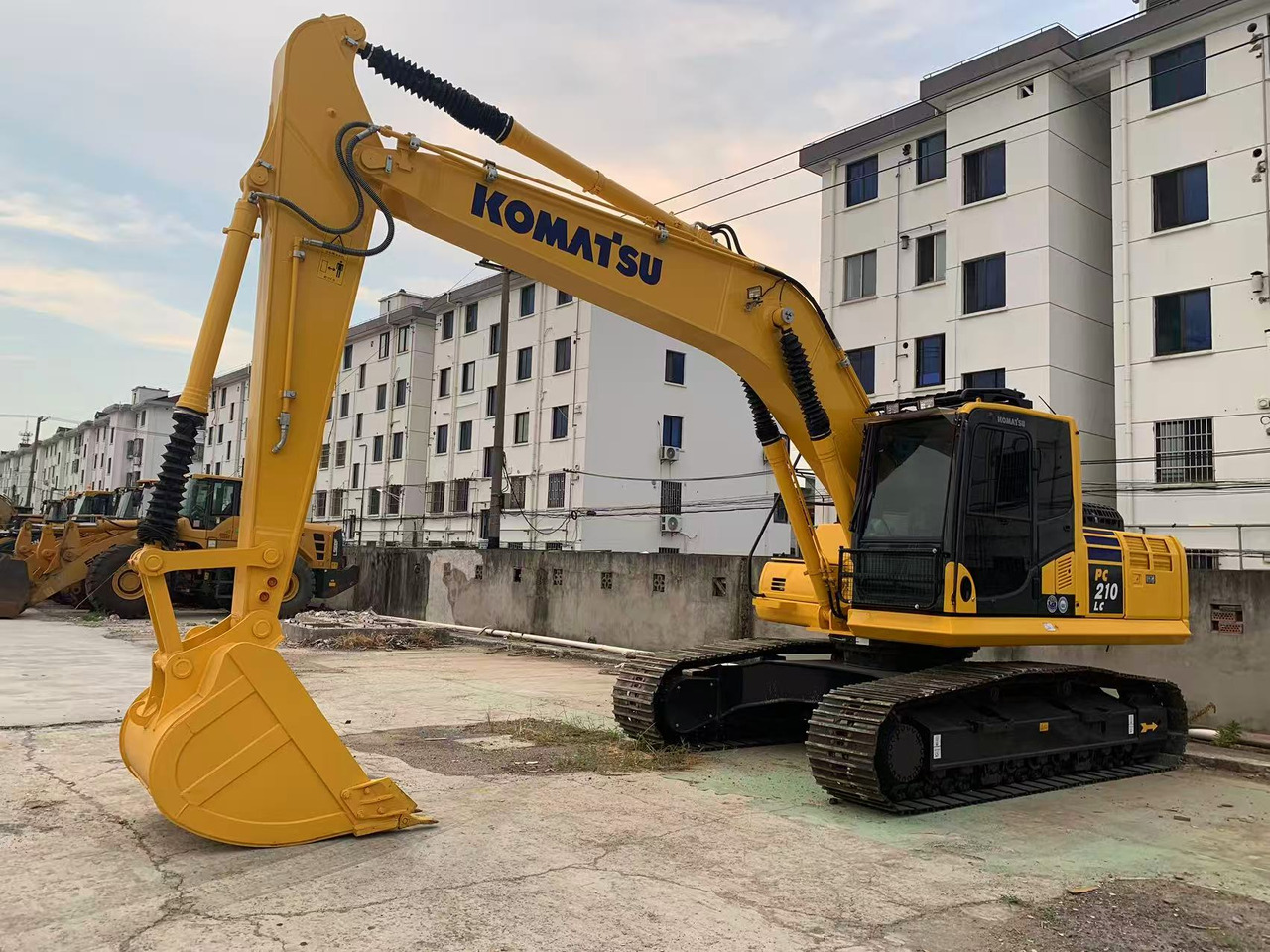 Komatsu Crawler Excavator PC210, PC200 Good Price Japan Excavator - حفار زحاف: صورة 1 Komatsu Crawler Excavator PC210, PC200 Good Price Japan Excavator - حفار زحاف: صورة 1