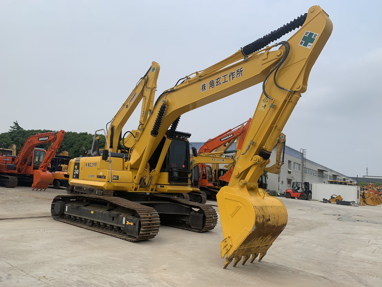 Komatsu PC240, PC220 Secondhand Excavator Good Price - حفار زحاف: صورة 2 Komatsu PC240, PC220 Secondhand Excavator Good Price - حفار زحاف: صورة 2