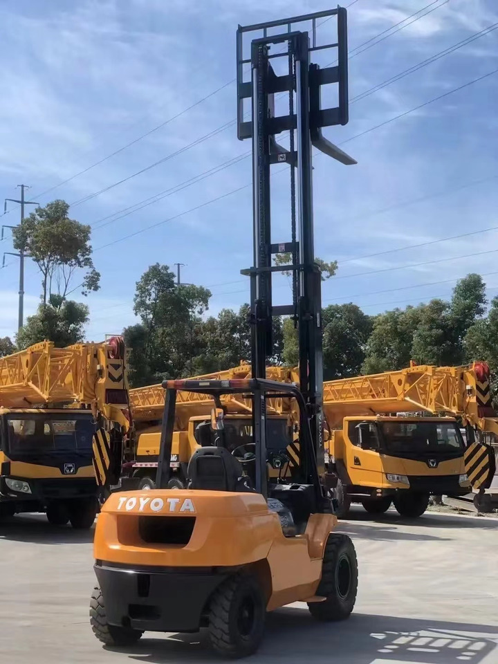 Toyota 5 ton Forklift Good Price FD50 with Side Shifter - رافعة شوكية ديزل: صورة 1 Toyota 5 ton Forklift Good Price FD50 with Side Shifter - رافعة شوكية ديزل: صورة 1