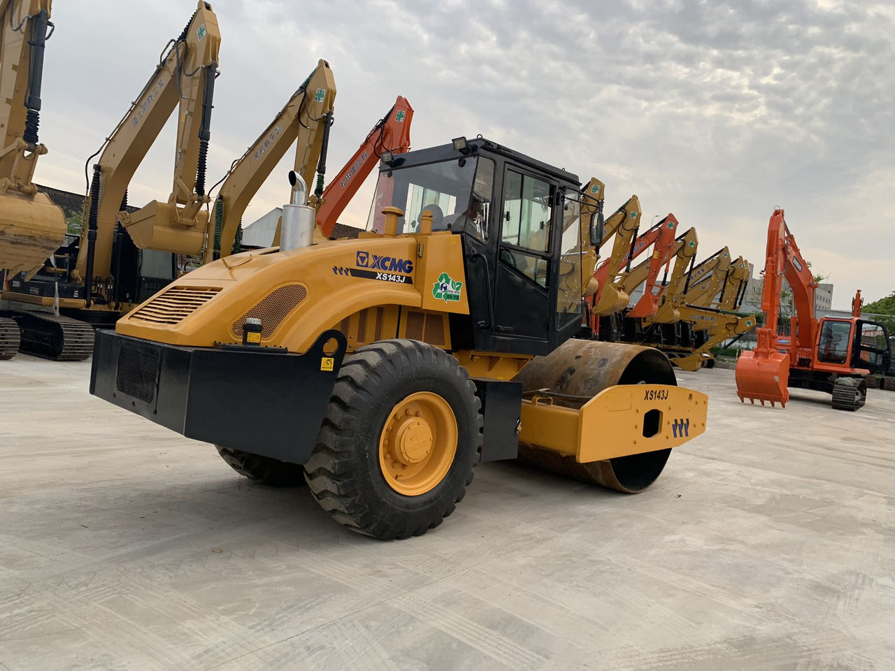 XCMG XS143J Vibratory Road roller Secondhand Condition - مدحلة اسفلت: صورة 1 XCMG XS143J Vibratory Road roller Secondhand Condition - مدحلة اسفلت: صورة 1