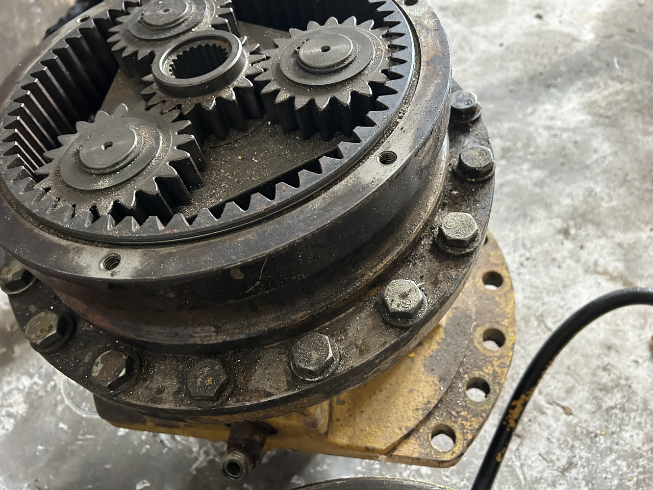 Komatsu PC210 - محرك سوينغ - حفارة: صورة 5 Komatsu PC210 - محرك سوينغ - حفارة: صورة 5