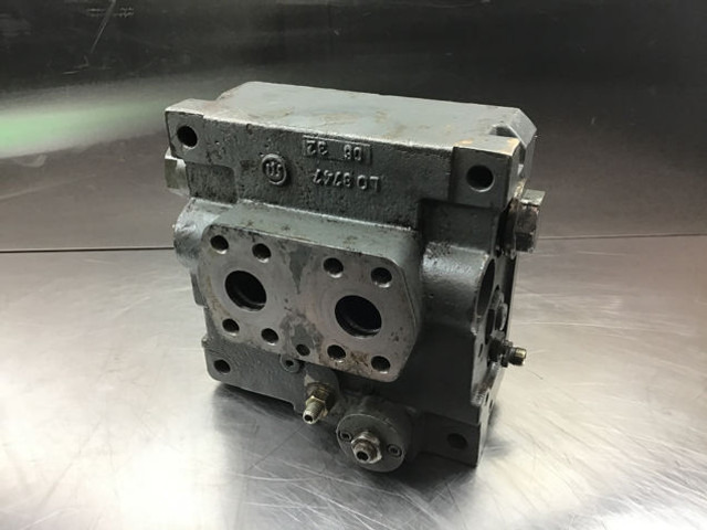Liebherr Connecting Plate - مضخة المبرد: صورة 1 Liebherr Connecting Plate - مضخة المبرد: صورة 1