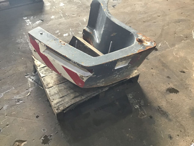 Liebherr Counterweight Right - الوزن المعاكس - الآلات الزراعية: صورة 3 Liebherr Counterweight Right - الوزن المعاكس - الآلات الزراعية: صورة 3