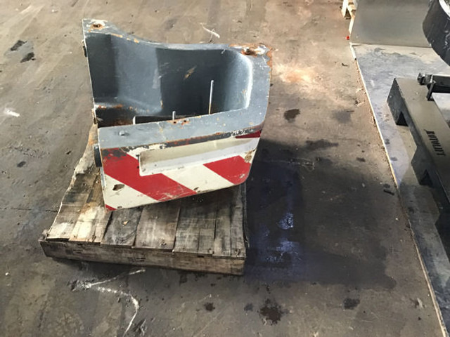 Liebherr Counterweight Right - الوزن المعاكس - الآلات الزراعية: صورة 2 Liebherr Counterweight Right - الوزن المعاكس - الآلات الزراعية: صورة 2
