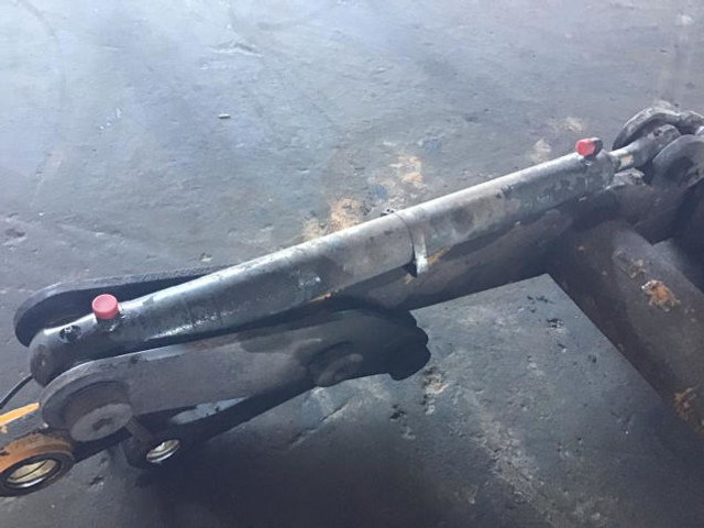 Liebherr Cylinder - مُلحق الحفار الدوار - آلات البناء: صورة 2 Liebherr Cylinder - مُلحق الحفار الدوار - آلات البناء: صورة 2