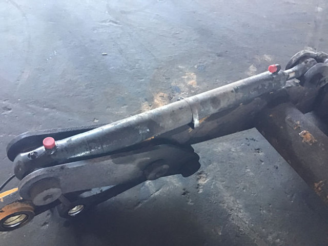 Liebherr Cylinder - مُلحق الحفار الدوار - آلات البناء: صورة 1 Liebherr Cylinder - مُلحق الحفار الدوار - آلات البناء: صورة 1
