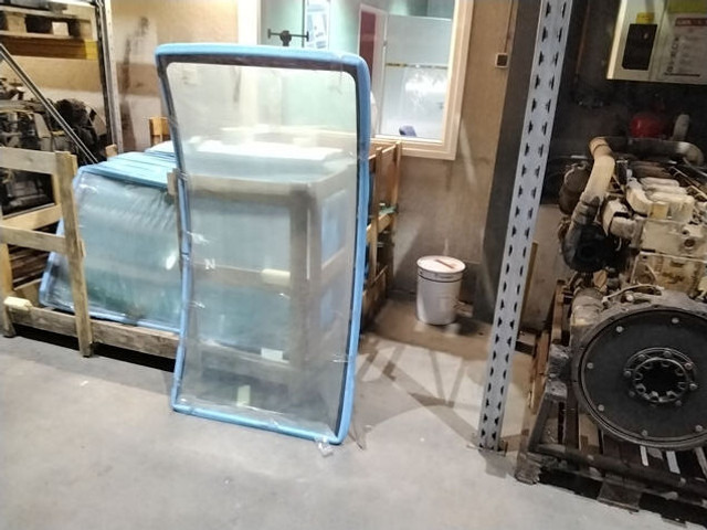 Liebherr Front window (top to bottom) - نافذة و قطع الغيار: صورة 2 Liebherr Front window (top to bottom) - نافذة و قطع الغيار: صورة 2