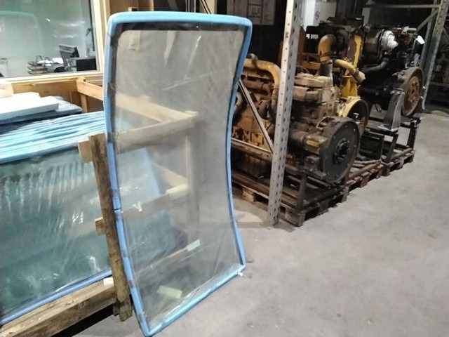 Liebherr Front window (top to bottom) - نافذة و قطع الغيار: صورة 1 Liebherr Front window (top to bottom) - نافذة و قطع الغيار: صورة 1