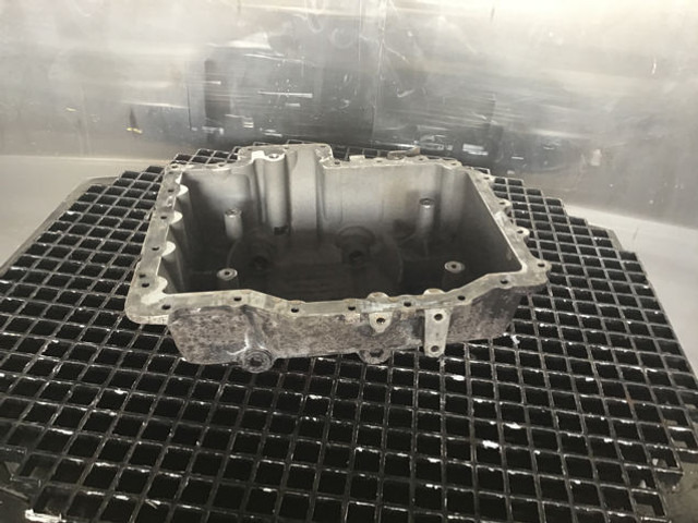 Liebherr Oil Sump - علبة المرافق: صورة 1 Liebherr Oil Sump - علبة المرافق: صورة 1