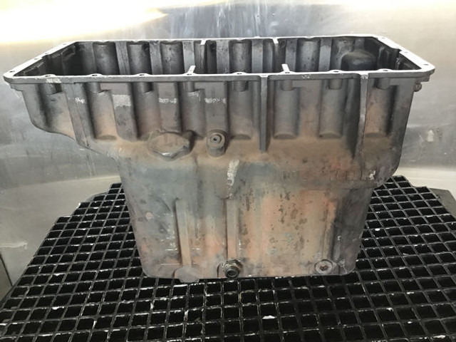 Liebherr Oil Sump - علبة المرافق: صورة 2 Liebherr Oil Sump - علبة المرافق: صورة 2