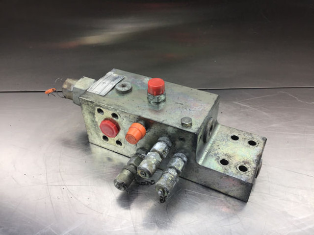 Liebherr Safety Valve - نظام الهيدروليك: صورة 1 Liebherr Safety Valve - نظام الهيدروليك: صورة 1