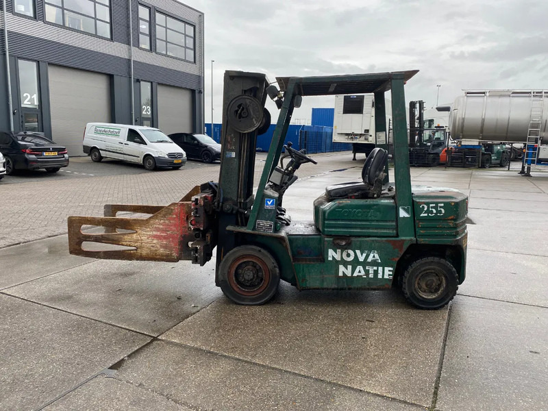 Toyota 02 5FDF 25 / Triplex Mast / Paper Clamp - رافعة شوكية ديزل: صورة 3 Toyota 02 5FDF 25 / Triplex Mast / Paper Clamp - رافعة شوكية ديزل: صورة 3
