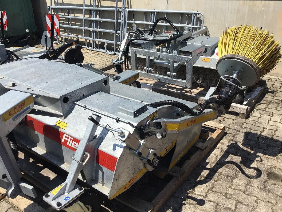 Fliegl Profi 2300 - مكنسة: صورة 3 Fliegl Profi 2300 - مكنسة: صورة 3