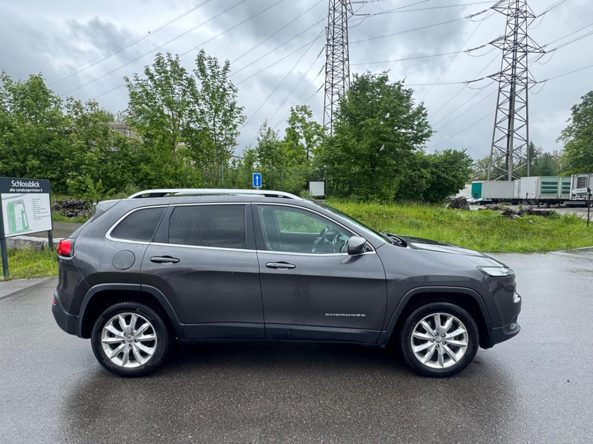 JEEP Cherokee 2.2 TD - سيارة دفع رباعي: صورة 3 JEEP Cherokee 2.2 TD - سيارة دفع رباعي: صورة 3