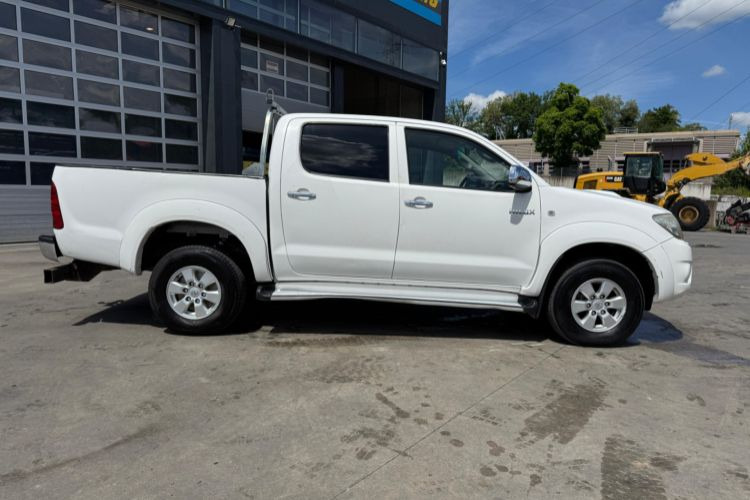 Toyota Hilux 3.0D 4WD - شاحنة التوصيل: صورة 4 Toyota Hilux 3.0D 4WD - شاحنة التوصيل: صورة 4