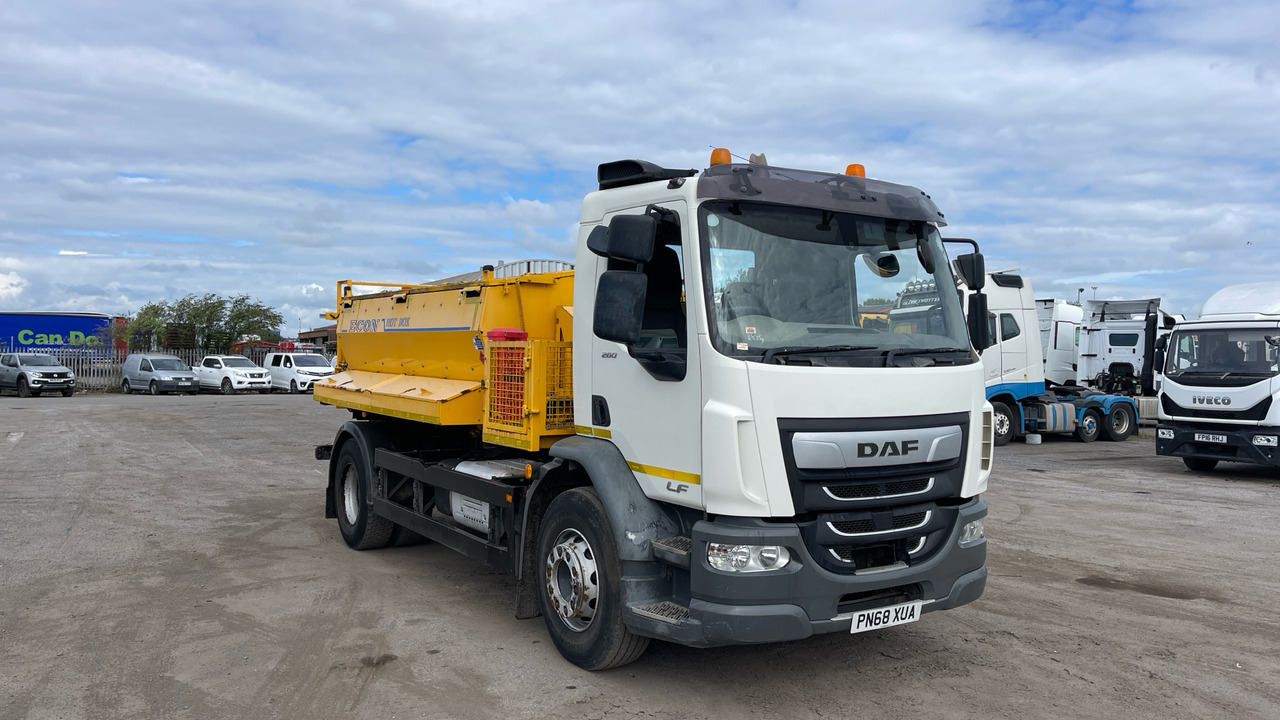 DAF LF 260 - آلة أسفلت: صورة 1 DAF LF 260 - آلة أسفلت: صورة 1